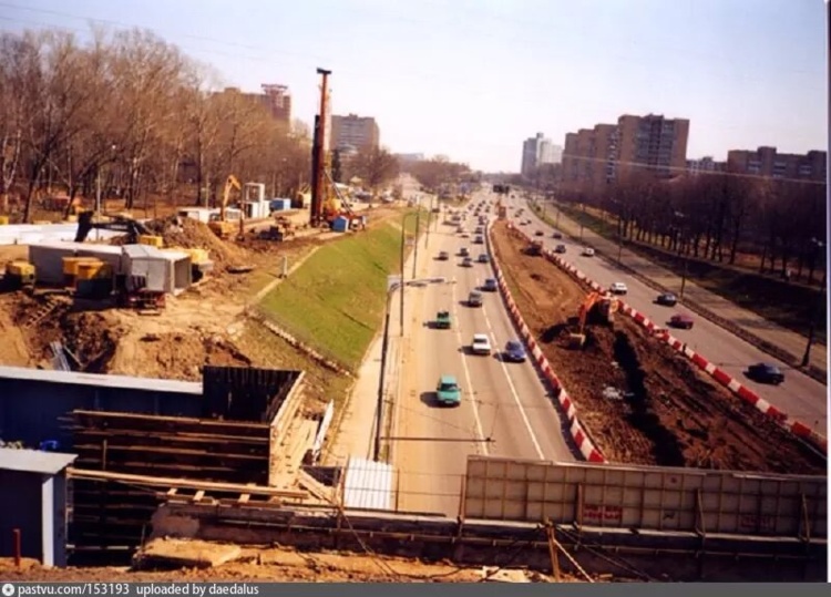 Слева строят два новых тоннеля. Вид на Волоколамское шоссе в сторону центра, 2000. Автор фото: DeDinc. С сайта www.pastvu.com.