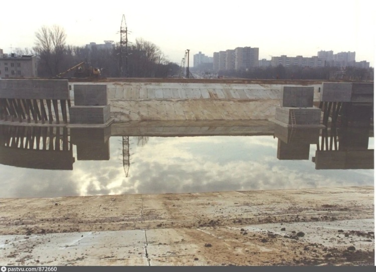 Во время строительных работ канал над тоннелями выглядел так, 2000. С сайта www.pastvu.com.