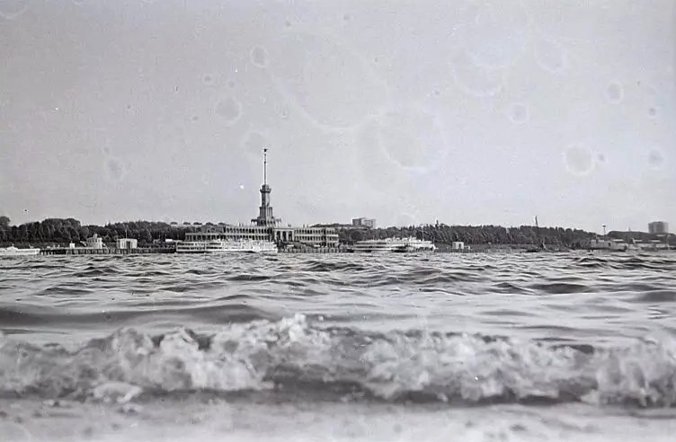 волна на водохранилище