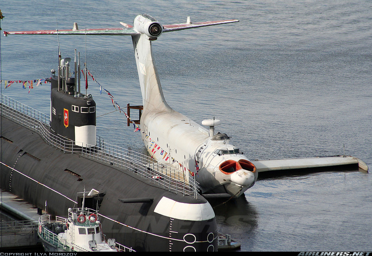 Экраноплан и десантный катер в выставочном комплексе ВМФ - стоительство